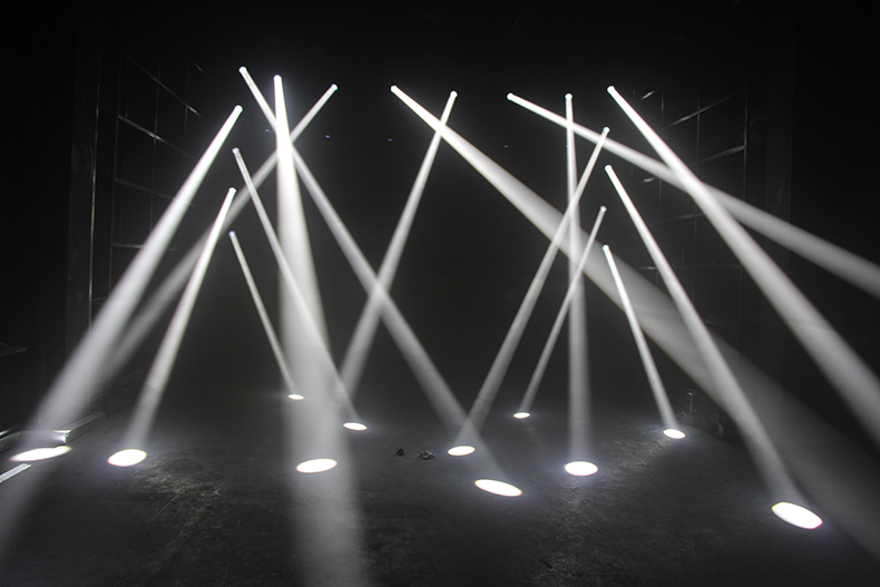 光束燈和搖頭燈的實際應(yīng)用？效果圖