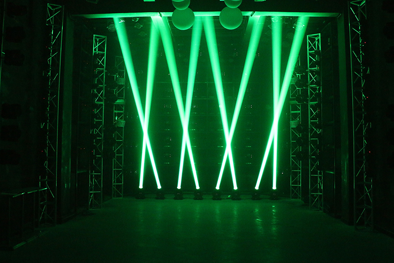 光束燈和搖頭燈的實際應(yīng)用？效果圖