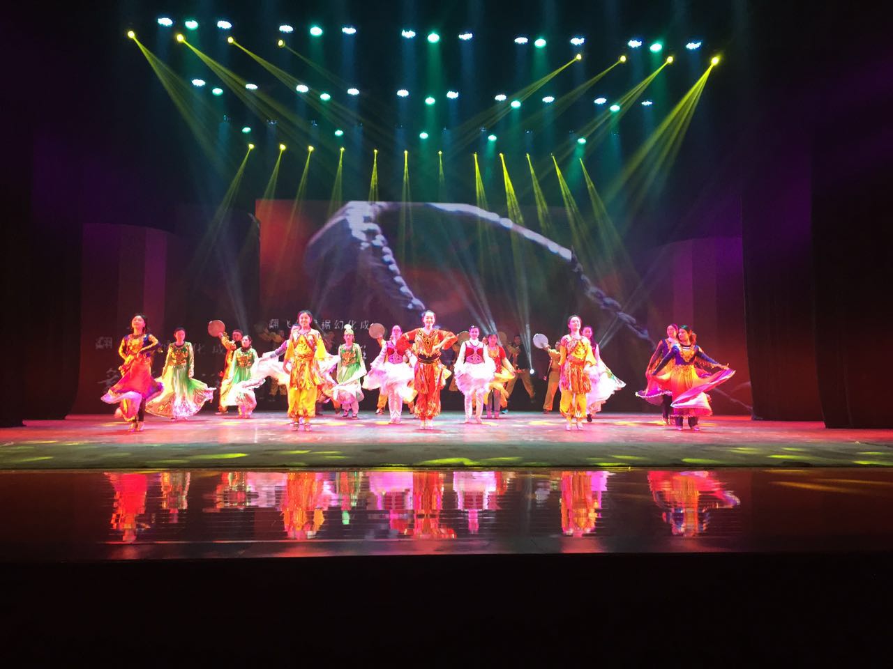 中型舞臺(tái)燈光如何搭配？