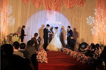 2017年公司年會(huì)流行主打舞臺(tái)燈光設(shè)備有哪些？效果圖